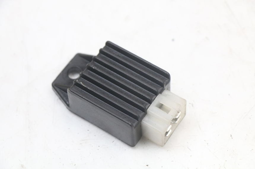 photo de SPANNUNGSREGLER PEUGEOT KISBEE 2T 50 (2010 - 2017) - Hauptansicht