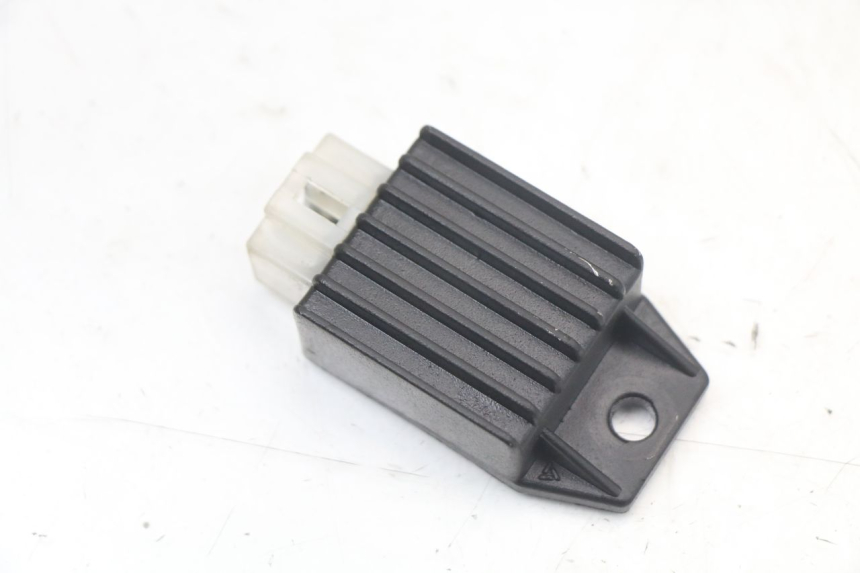 photo de SPANNUNGSREGLER PEUGEOT KISBEE 2T 50 (2010 - 2017) - Detailansicht des Bauteils