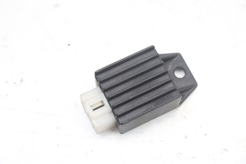 photo de SPANNUNGSREGLER PEUGEOT KISBEE 2T 50 (2010 - 2017) - Detailansicht des Bauteils