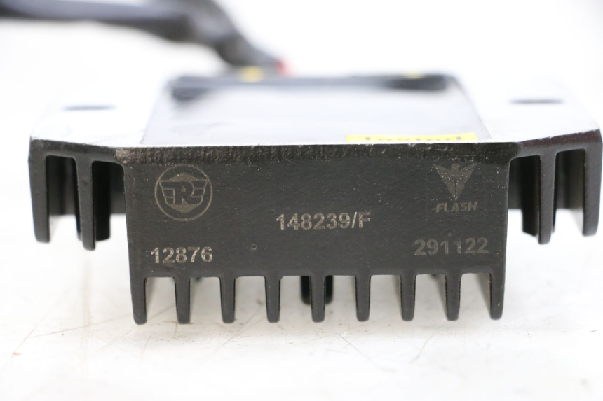 photo de REGLER LICHTMASCHINE ROYAL ENFIELD CONTINENTAL GT 650 (2019 - 2024) - Detailansicht des Bauteils