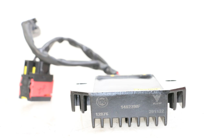 photo de REGLER LICHTMASCHINE ROYAL ENFIELD CONTINENTAL GT 650 (2019 - 2024) - Zoom auf Gebrauchszustand