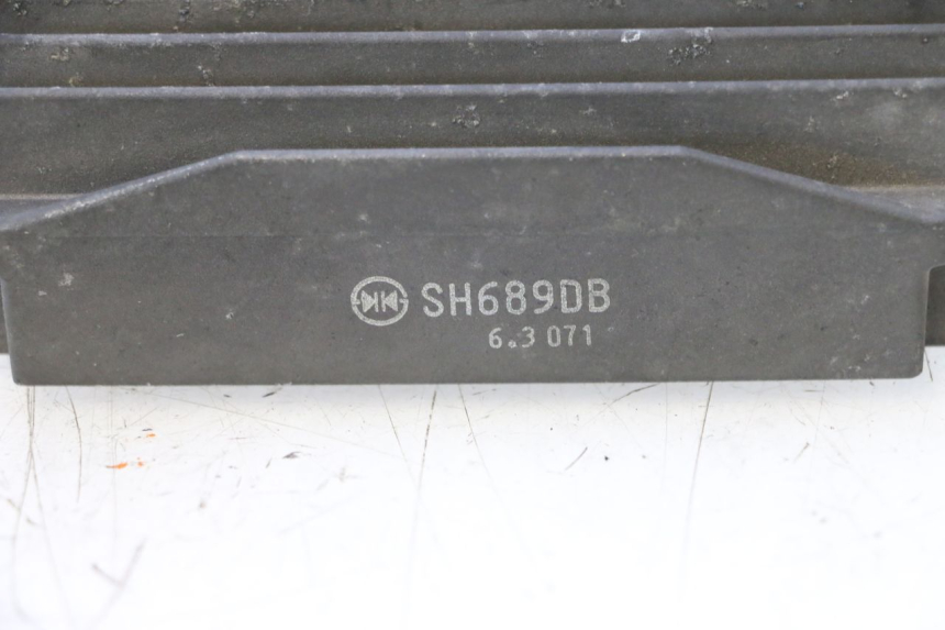 photo de SPANNUNGSREGLER PEUGEOT SATELIS COMPRESSOR K15 125 (2006 - 2009) - Oberflächenzustand und Material