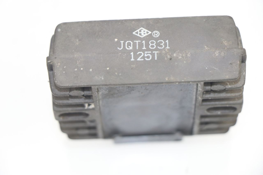 photo de REGLER LICHTMASCHINE PEUGEOT SUM UP 125 (2008 - 2013) - Detailansicht des Bauteils