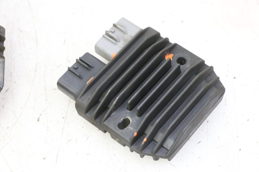 photo de LICHTMASCHINENREGLER YAMAHA TDM ABS 900 (2002 - 2014) - Oberflächenzustand und Material