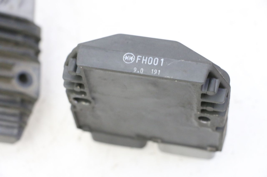 photo de LICHTMASCHINENREGLER YAMAHA TDM ABS 900 (2002 - 2014) - Kennzeichnungen und Originalreferenzen