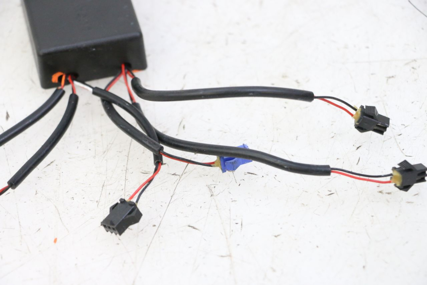 photo de RELAIS KUKIRIN G2 MASTER 1 - Oberflächenzustand und Material