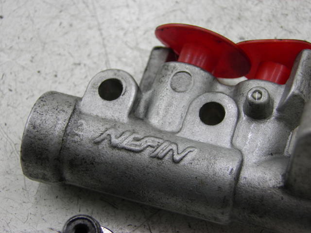 photo de BREMSVERTEILER HONDA FJS SILVER WING 600 (2003 - 2005) - Zoom auf Gebrauchszustand