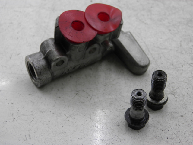 photo de BREMSVERTEILER HONDA FJS SILVER WING 600 (2003 - 2005) - Technische Nahaufnahme