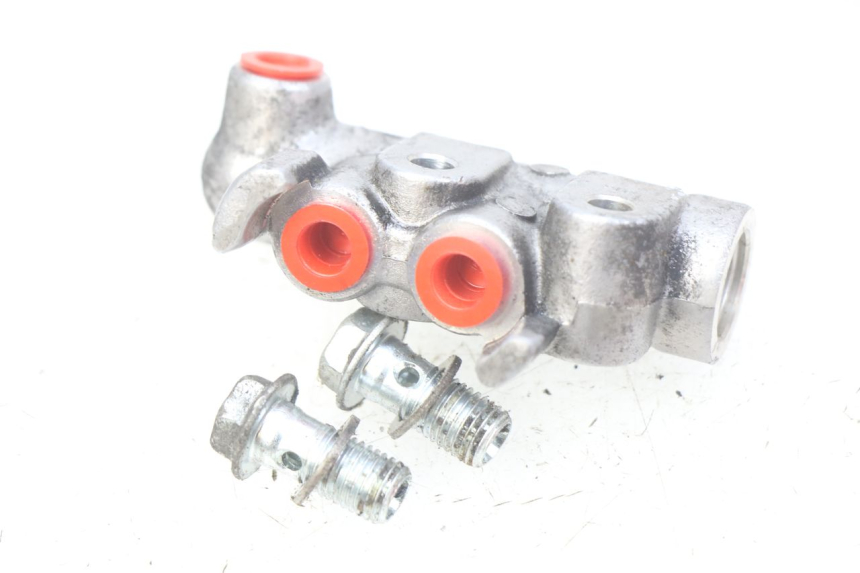 photo de BREMSSATTELVERTEILER SUZUKI SIXTEEN 125 (2008 - 2010) - Detailansicht des Bauteils