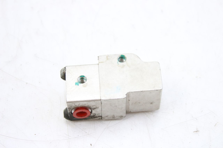 photo de BREMSSATTELVERTEILER PEUGEOT TWEET 125 (2010 - 2017) - Zoom auf Gebrauchszustand