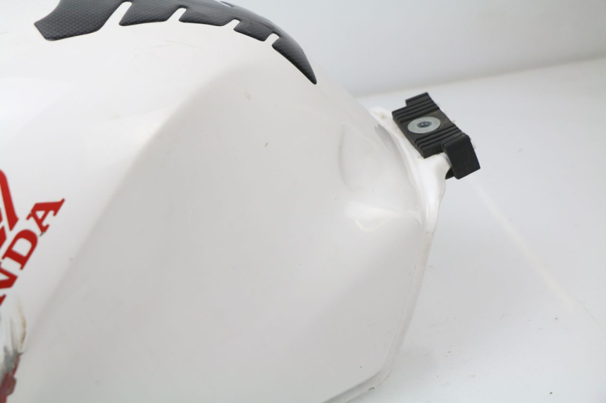 photo de KRAFTSTOFFTANK HONDA CBR 929 RR FIREBLADE 900 (2000 - 2001) - Zoom auf Komponenten