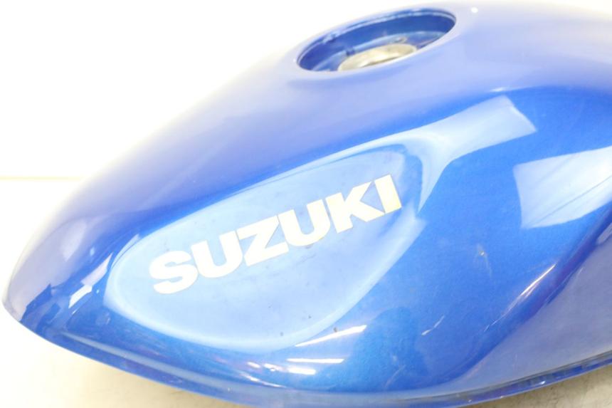 photo de KRAFTSTOFFTANK SUZUKI GSF S BANDIT 600 (2000 - 2004) - Zoom auf Komponenten