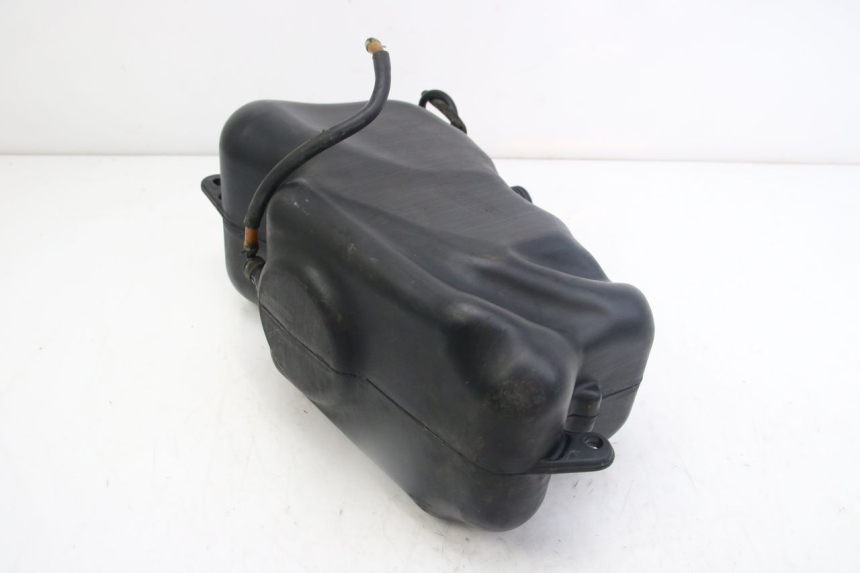 photo de KRAFTSTOFFTANK PIAGGIO MP3 125 (2006 - 2014) - Details der Befestigungspunkte