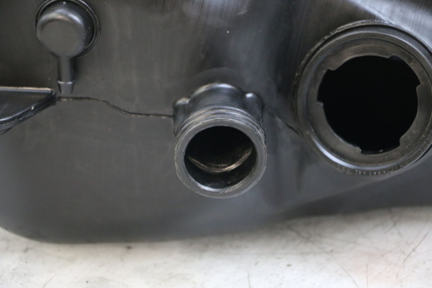 photo de KRAFTSTOFFTANK PIAGGIO MP3 125 (2006 - 2014) - Details der Befestigungspunkte