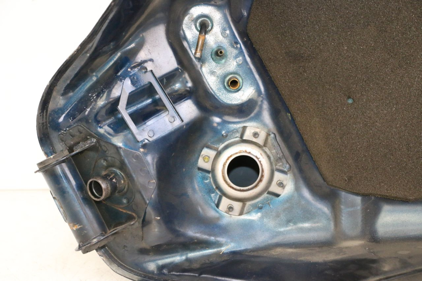 photo de KRAFTSTOFFTANK HONDA ST PAN EUROPEAN 1300 (2002 - 2013) - Details der Befestigungspunkte