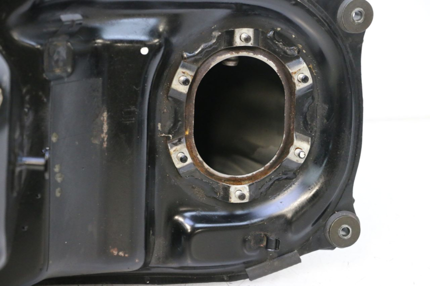 photo de KRAFTSTOFFTANK HONDA ST PAN EUROPEAN 1100 (1990 - 2002) - Details der Befestigungspunkte