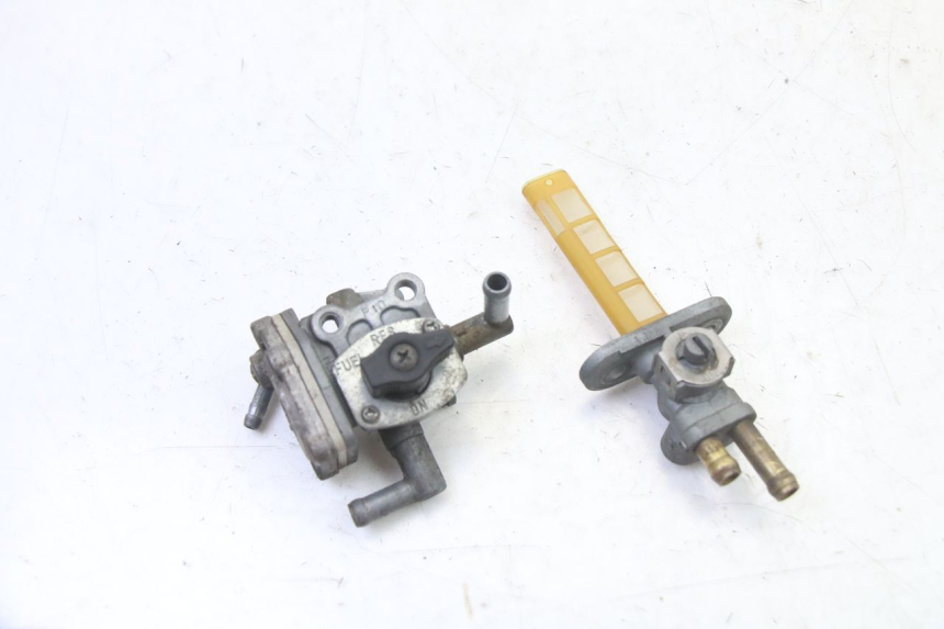 photo de BENZINHAHN SUZUKI GS GSE 500 (2001 - 2003) - Hauptansicht