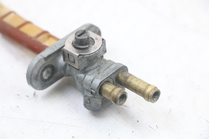 photo de BENZINHAHN SUZUKI GS F 500 (2004 - 2007) - Details der Befestigungspunkte