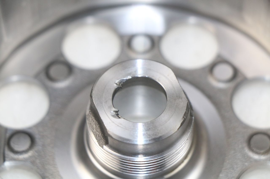 photo de LÄUFER  SUZUKI GSR 600 (2005 - 2012) - Details der Befestigungspunkte