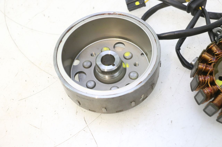 photo de ROTOR STATOR SUZUKI BURGMAN 125 (2007 - 2014) - Hochauflösende Nahaufnahme