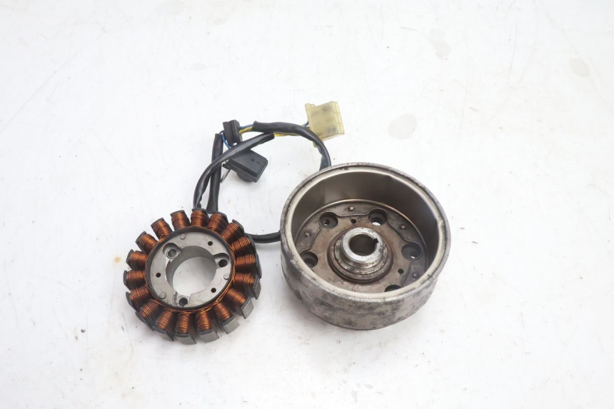 photo de LICHTMASCHINE HONDA FES PANTHEON 2T 125 (1998 - 2002) - Detailansicht des Bauteils