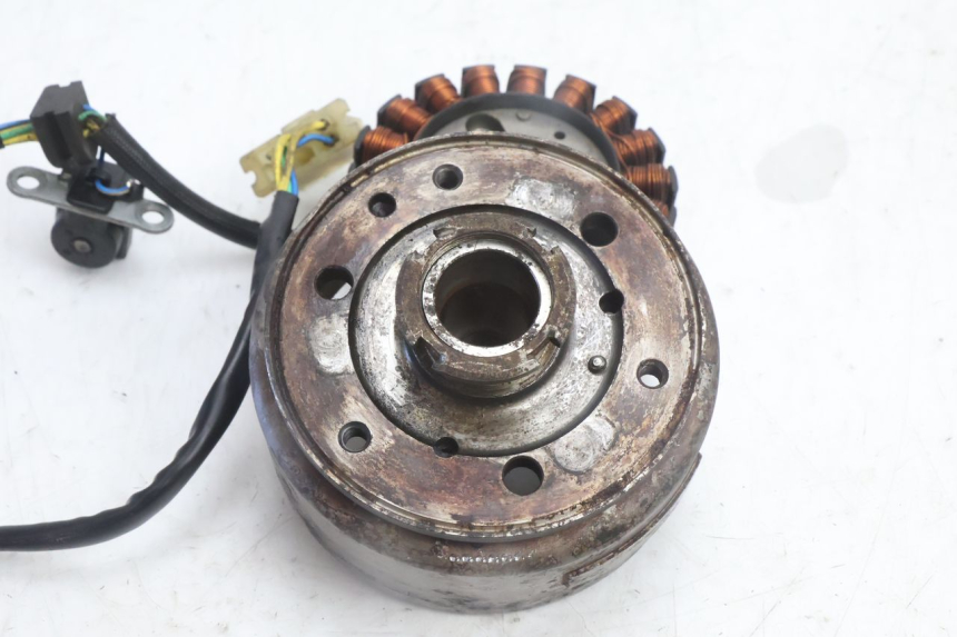 photo de LICHTMASCHINE HONDA FES PANTHEON 2T 125 (1998 - 2002) - Technische Nahaufnahme