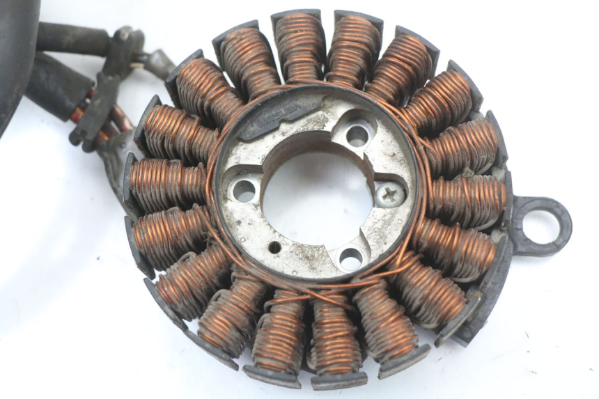 photo de LICHTMASCHINE HONDA FORZA 125 (2015 - 2016) - Details der Befestigungspunkte