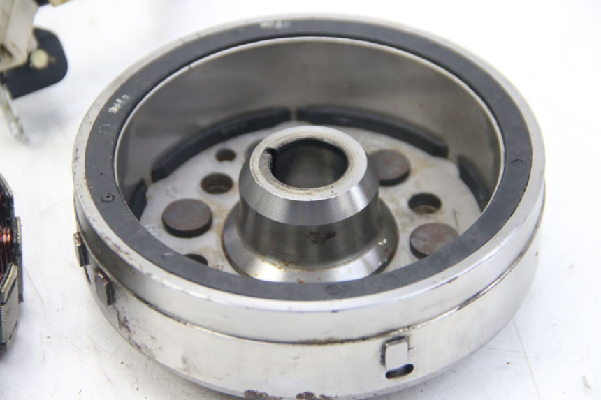 photo de ROTOR STATOR YAMAHA FZS FAZER 600 (1998 - 2001) - Technische Nahaufnahme