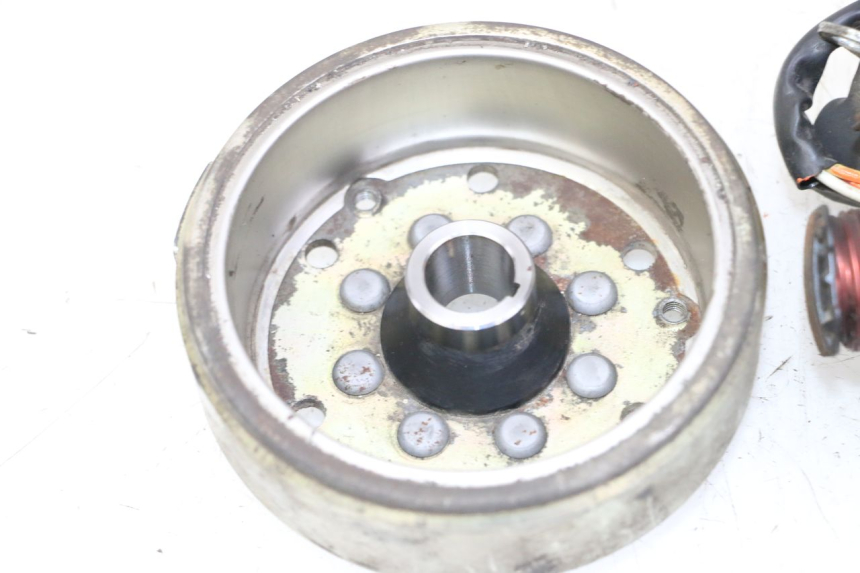 photo de ROTOR STATOR PEUGEOT KISBEE 2T 50 (2010 - 2017) - Hochauflösende Nahaufnahme