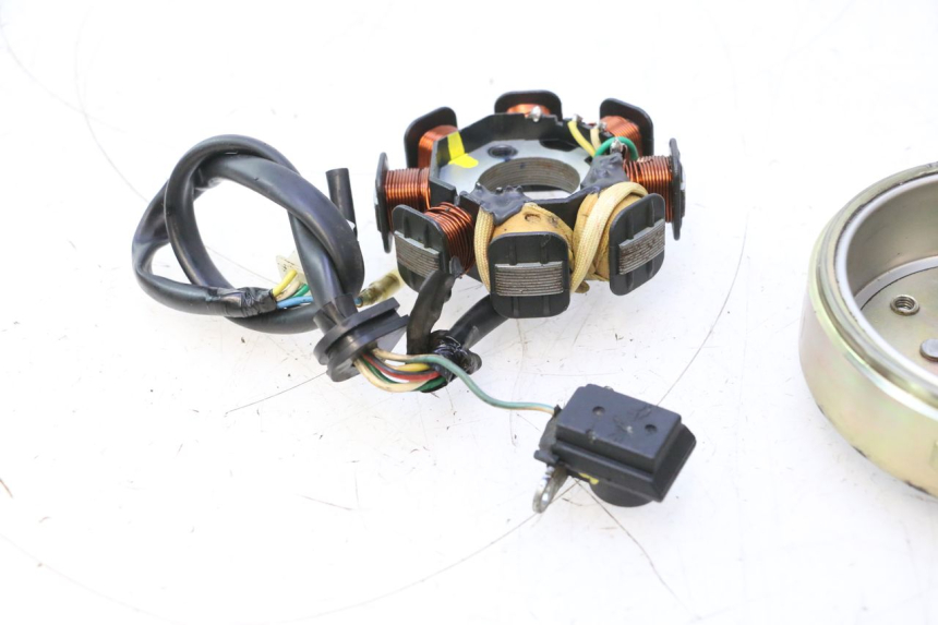photo de ROTOR STATOR PEUGEOT KISBEE 4T 50 (2010 - 2017) - Details der Befestigungspunkte