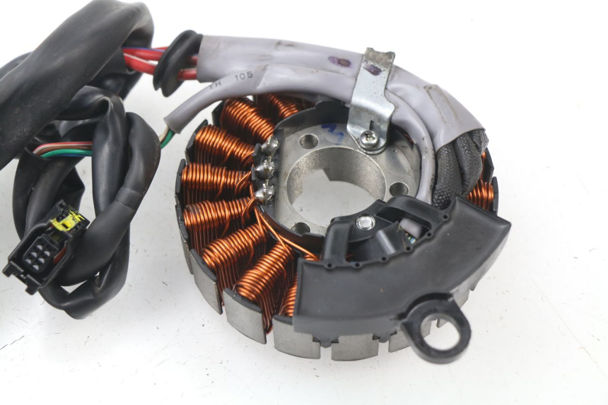 photo de LICHTMASCHINE HONDA PCX (JF57/JF64) 125 (2014 - 2018) - Details der Befestigungspunkte