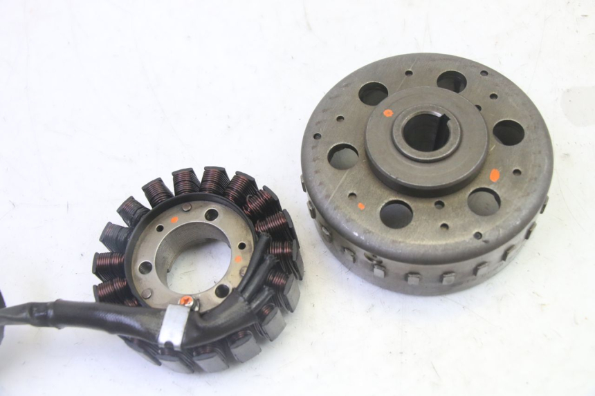 photo de LICHTMASCHINE PEUGEOT SATELIS 125 (2013 - 2018) - Detailansicht des Bauteils