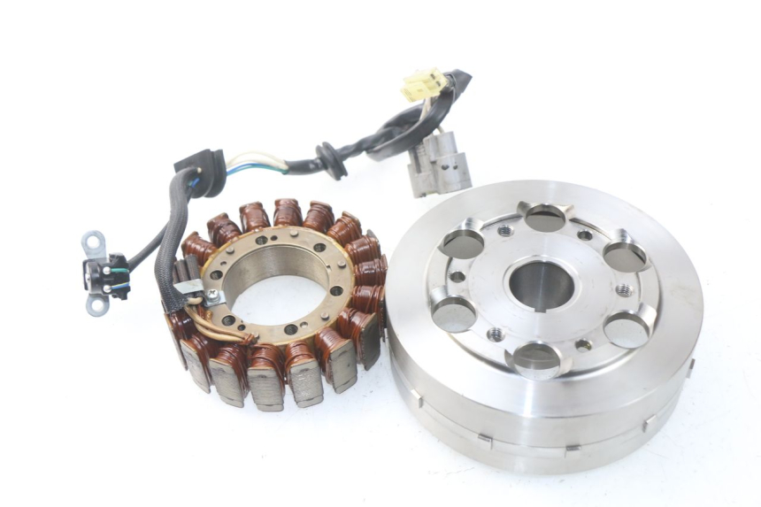 photo de LICHTMASCHINE YAMAHA TDM ABS 900 (2002 - 2014) - Details der Befestigungspunkte