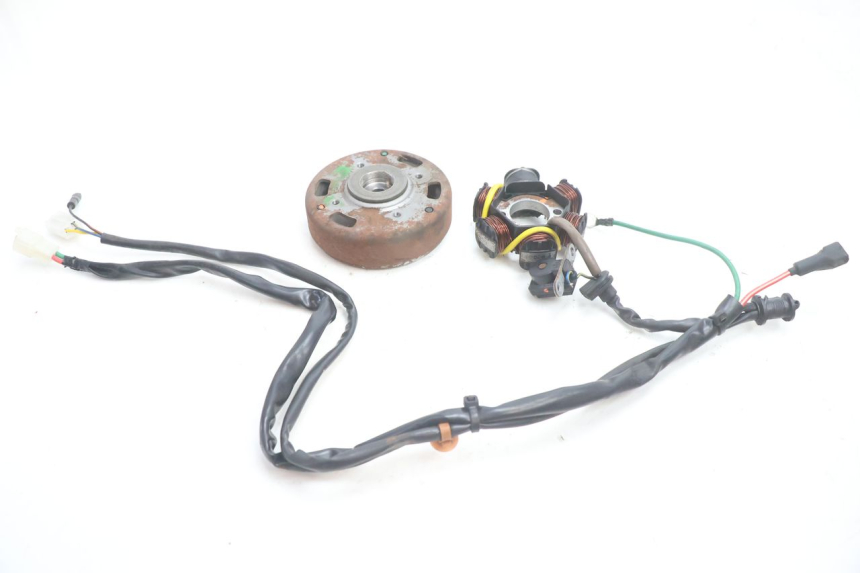 photo de LICHTMASCHINE PEUGEOT TREKKER 50 (1995 - 2004) - Detailansicht des Bauteils
