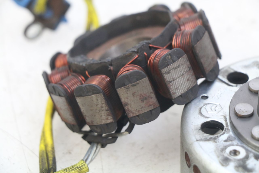 photo de ROTOR STATOR PIAGGIO VESPA LXV 125 (2006 - 2009) - Details der Befestigungspunkte