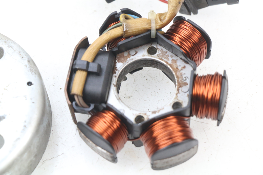 photo de ROTOR STATOR PIAGGIO ZIP 2T 50 (2009 - 2019) - Details der Befestigungspunkte