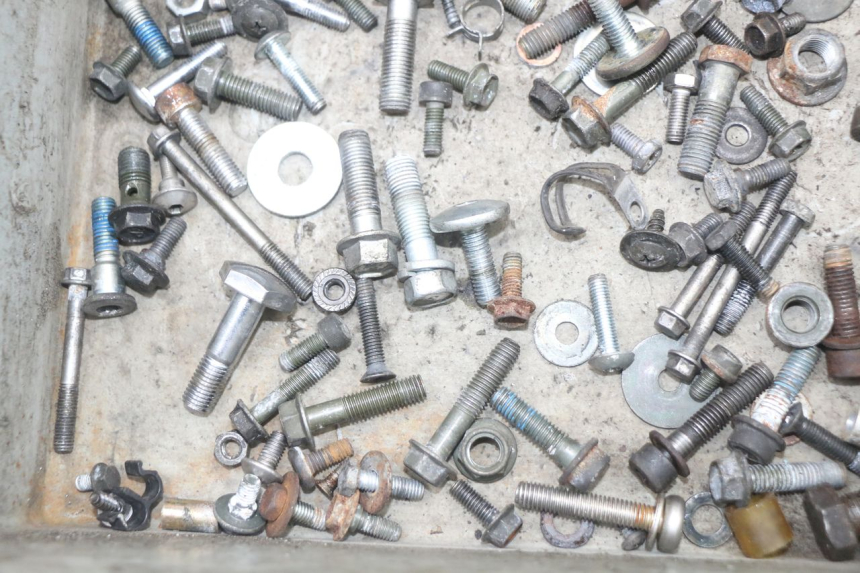 photo de SCHRAUBEN SUZUKI GS F 500 (2004 - 2007) - Alternative Perspektive