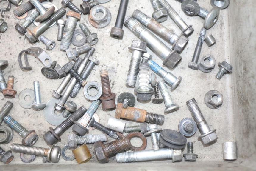 photo de SCHRAUBEN SUZUKI GS F 500 (2004 - 2007) - Technische Nahaufnahme