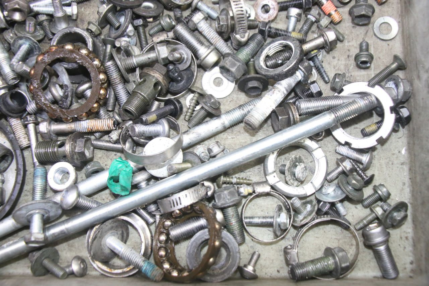 photo de SCHRAUBEN SUZUKI SV S 650 (2003 - 2009) - Technische Nahaufnahme