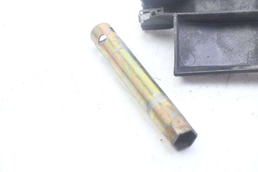 photo de WERKZEUG HALTER APRILIA SCARABEO 100 (2003 - 2012) - Detailansicht des Bauteils