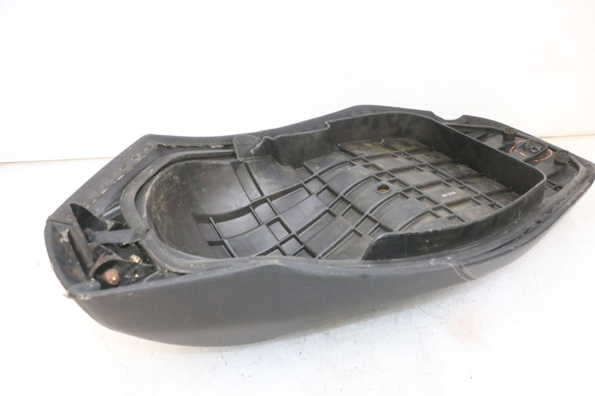 photo de SELLE KYMCO AGILITY 16+ 4T 50 (2018 - 2023) - Details der Befestigungspunkte