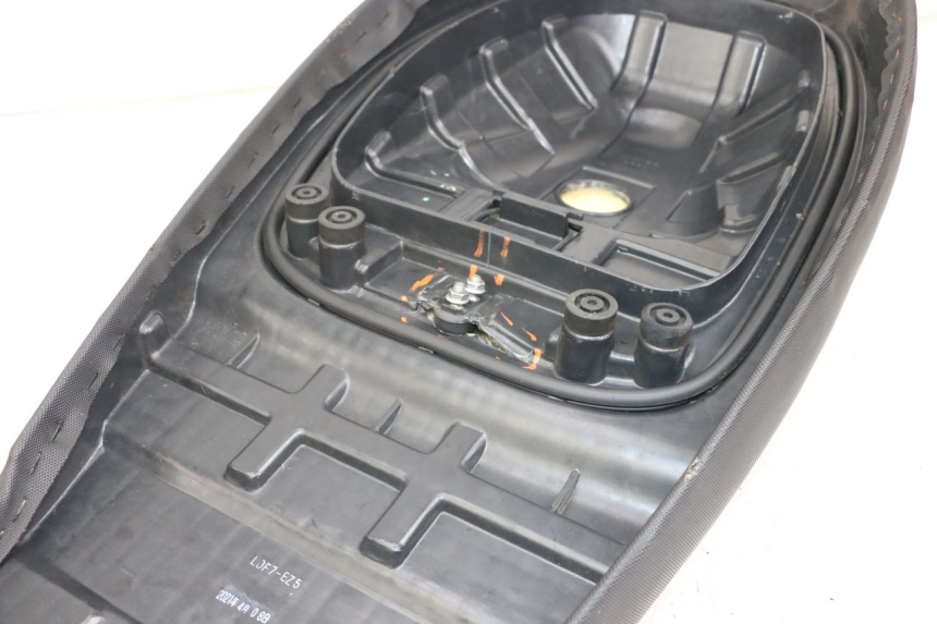 photo de SITZBANK KYMCO AGILITY 4T 50 (2018 - 2022) - Zoom auf Komponenten