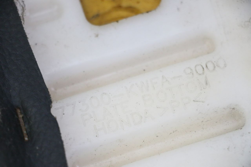 photo de HINTEN SITZ HONDA CBF 125 (2009 - 2015) - Zoom auf Gebrauchszustand