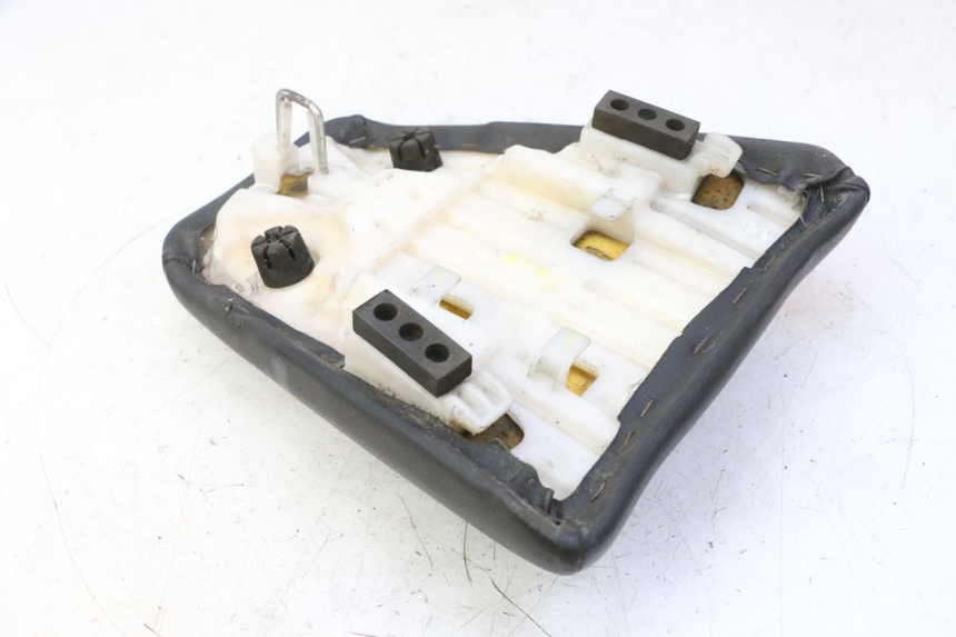 photo de HINTEN SITZ HONDA CBF 125 (2009 - 2015) - Details der Befestigungspunkte