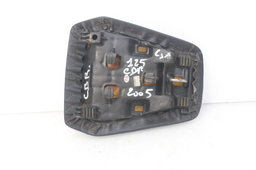 photo de HINTEN SITZ HONDA CBR R 125 (2003 - 2006) - Zoom auf Gebrauchszustand