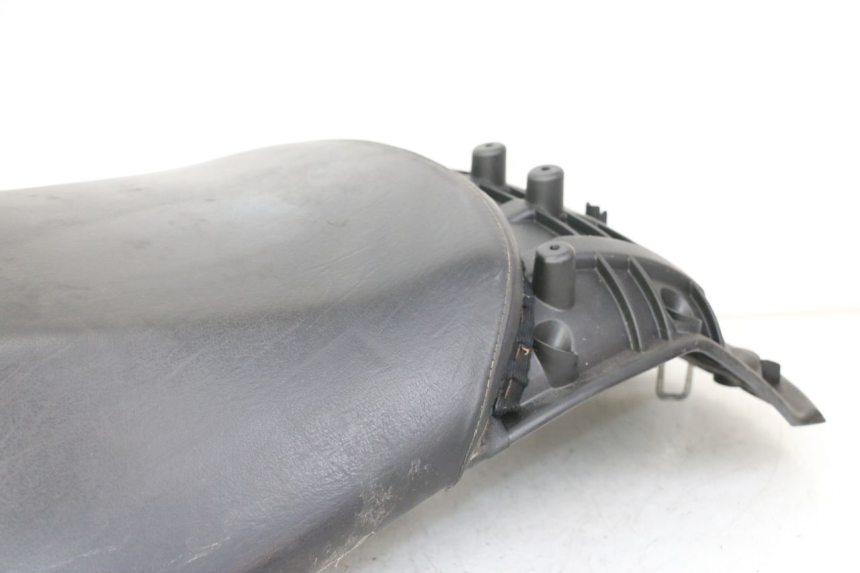 photo de HINTEN SITZ PEUGEOT SATELIS COMPRESSOR K15 125 (2006 - 2009) - Zoom auf Komponenten