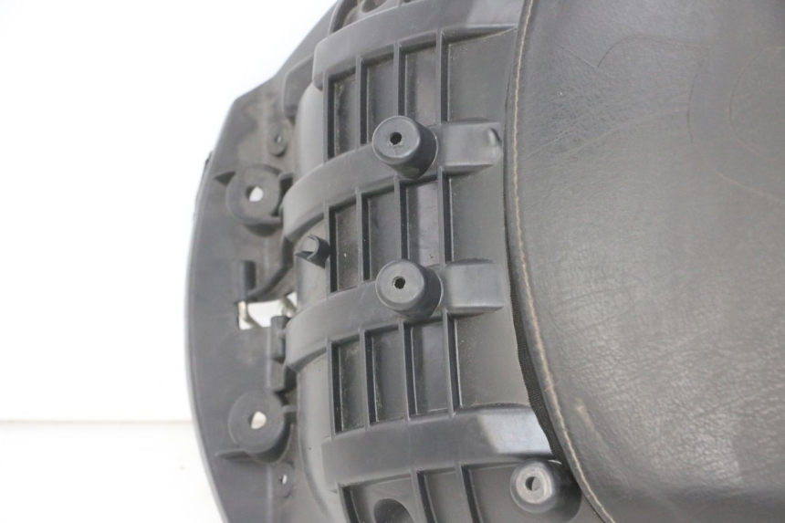 photo de HINTEN SITZ PEUGEOT SATELIS COMPRESSOR K15 125 (2006 - 2009) - Fokus auf die Struktur