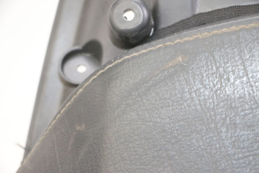 photo de HINTEN SITZ PEUGEOT SATELIS COMPRESSOR K15 125 (2006 - 2009) - Zoom auf Gebrauchszustand