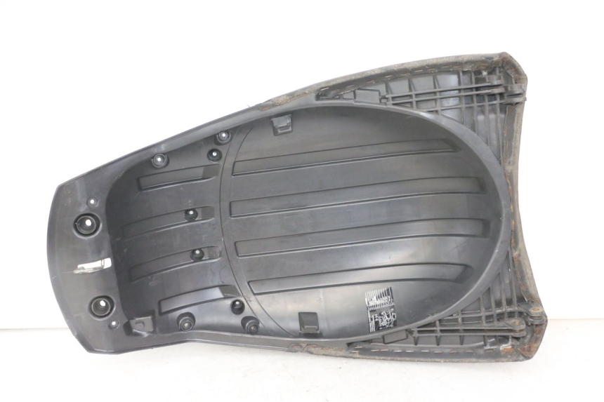 photo de HINTEN SITZ PEUGEOT SATELIS COMPRESSOR K15 125 (2006 - 2009) - Kennzeichnungen und Originalreferenzen