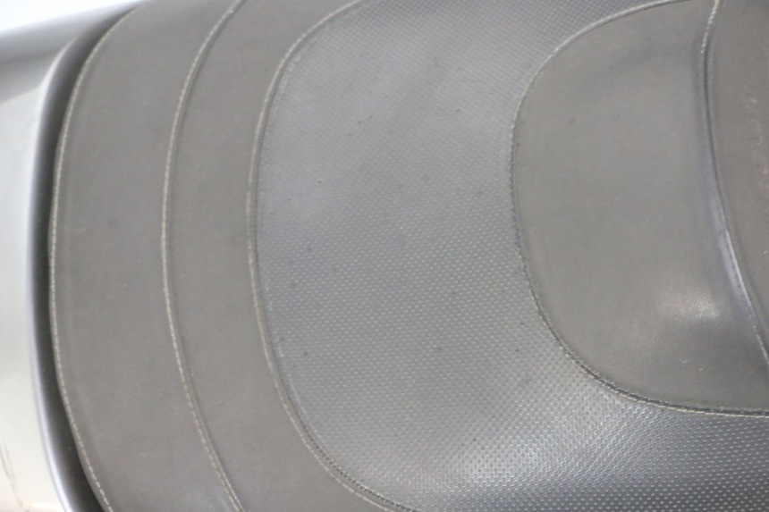 photo de HINTEN SITZ PEUGEOT SATELIS 125 (2013 - 2018) - Zoom auf Komponenten